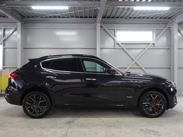 Maserati Levante 8