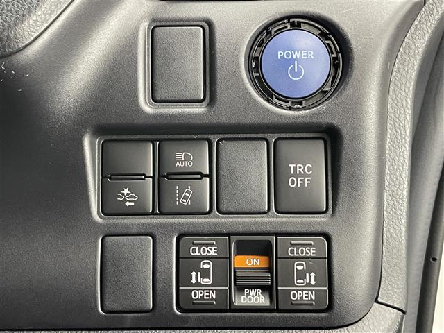 Toyota Voxy 8