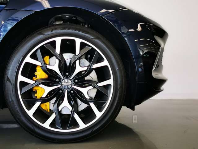 Aston Martin DBX 4