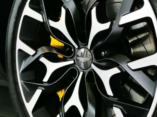 Aston Martin DBX 6