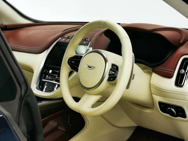 Aston Martin DBX 9