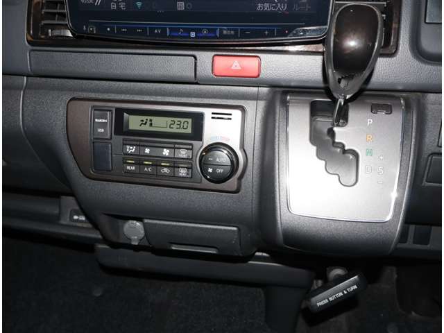 Toyota Hiace Van 10