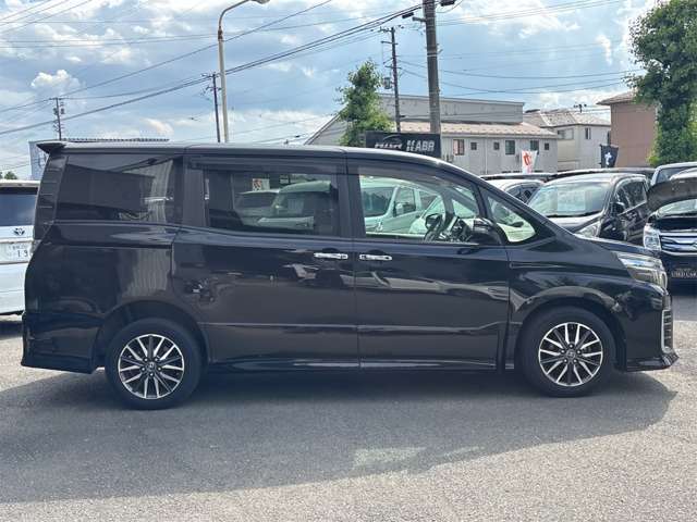 Toyota Voxy 4