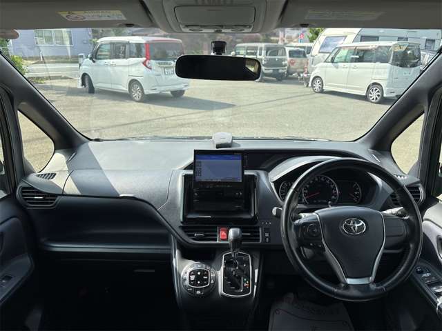 Toyota Voxy 9