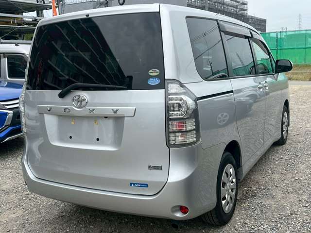 Toyota Voxy 11