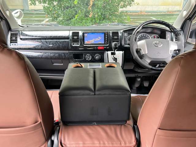 Toyota Hiace Van 8