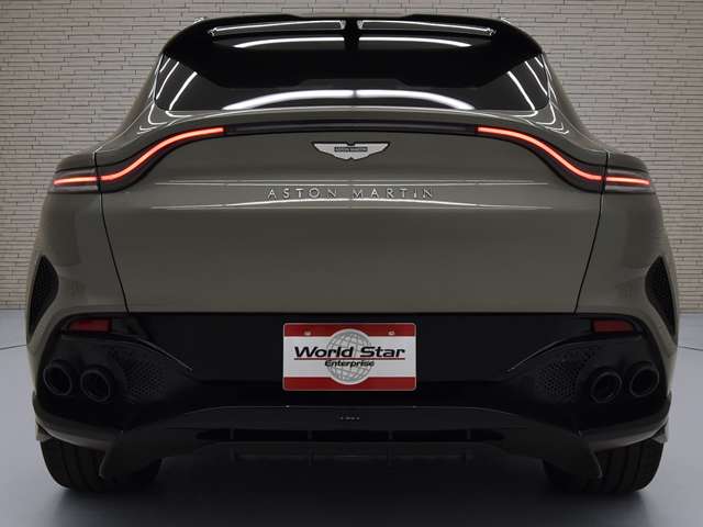 Aston Martin DBX 8