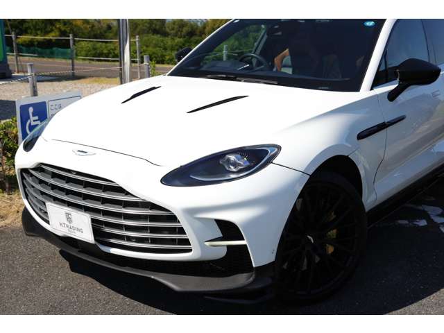Aston Martin DBX 11