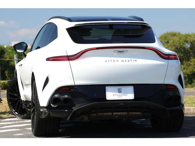 Aston Martin DBX 2