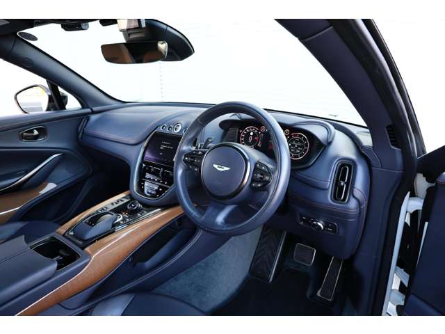 Aston Martin DBX 3