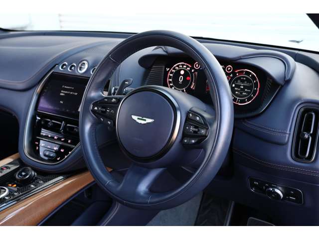 Aston Martin DBX 4
