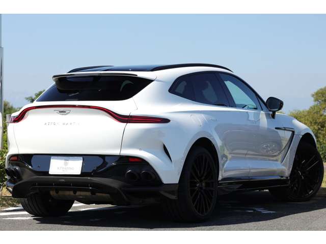 Aston Martin DBX 6