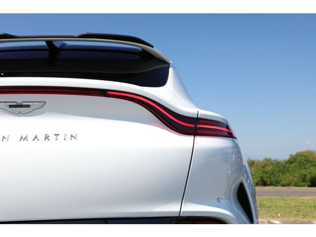 Aston Martin DBX 8