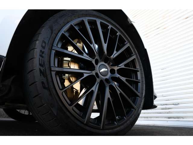 Aston Martin DBX 9