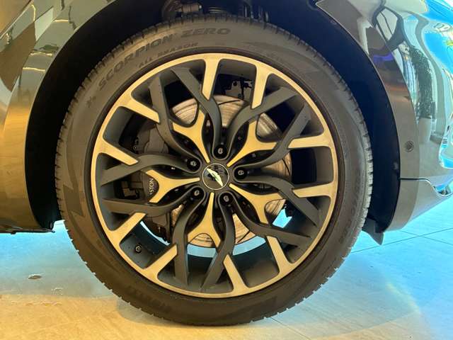 Aston Martin DBX 12