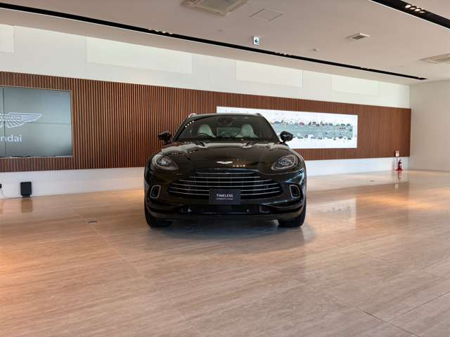 Aston Martin DBX 5