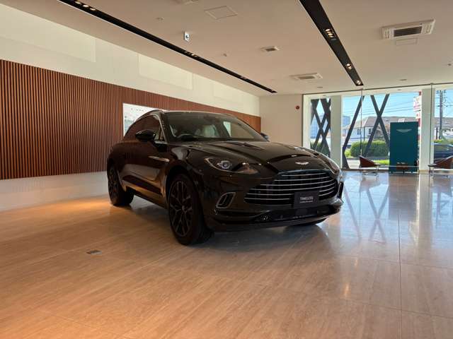 Aston Martin DBX 6