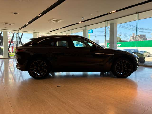 Aston Martin DBX 8