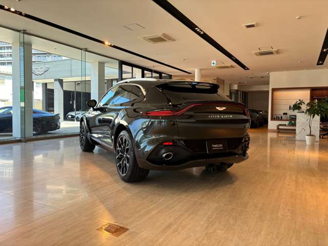 Aston Martin DBX 9