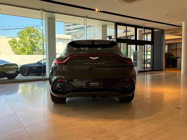 Aston Martin DBX 10