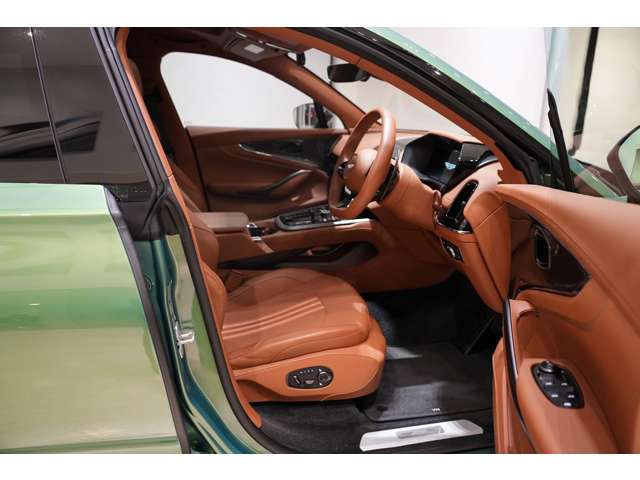 Aston Martin DBX 12