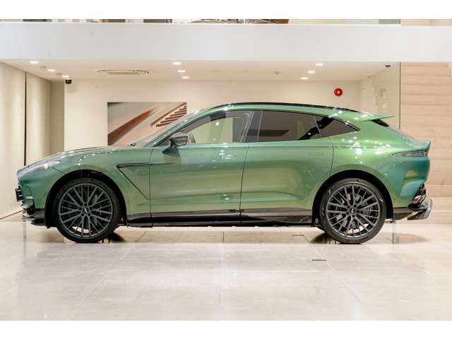 Aston Martin DBX 2