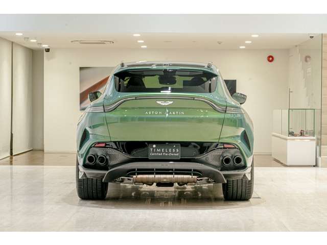 Aston Martin DBX 6