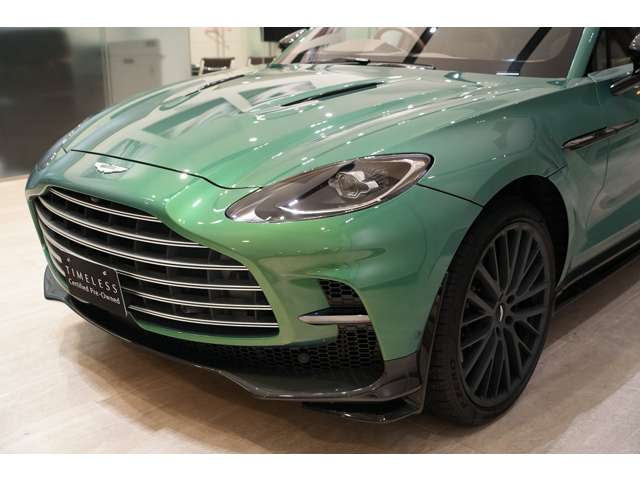 Aston Martin DBX 8