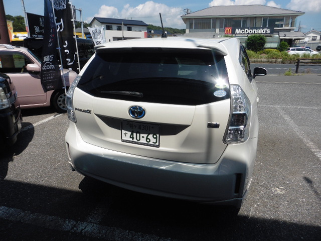 Toyota Prius α 4