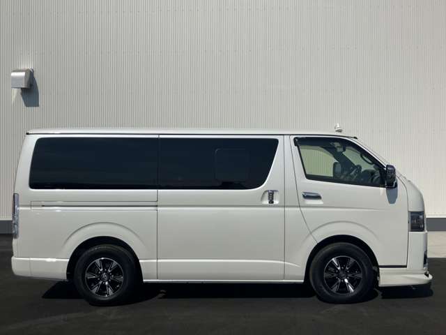 Toyota Hiace Van 7