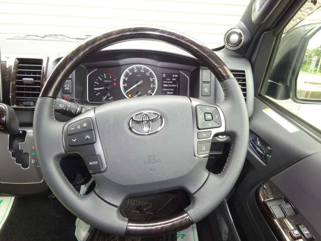 Toyota Hiace Van 4