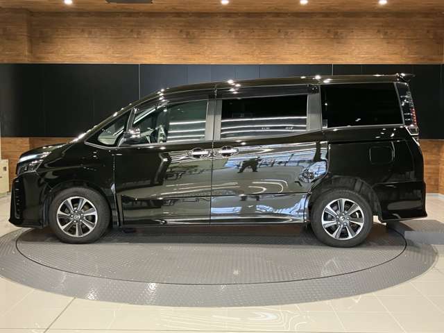 Toyota Voxy 2