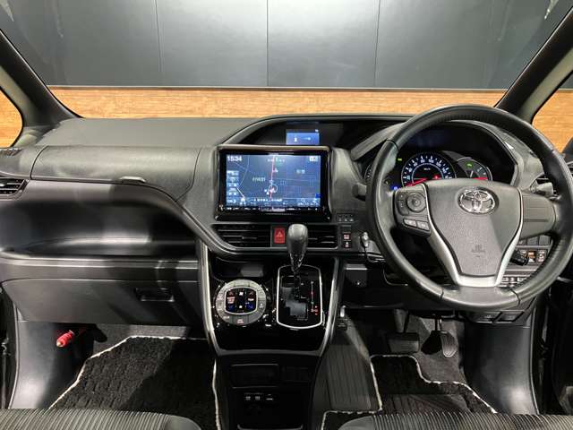 Toyota Voxy 8