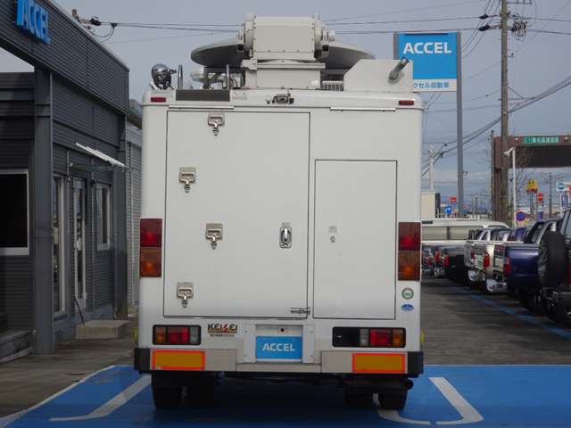 Isuzu Elf 8