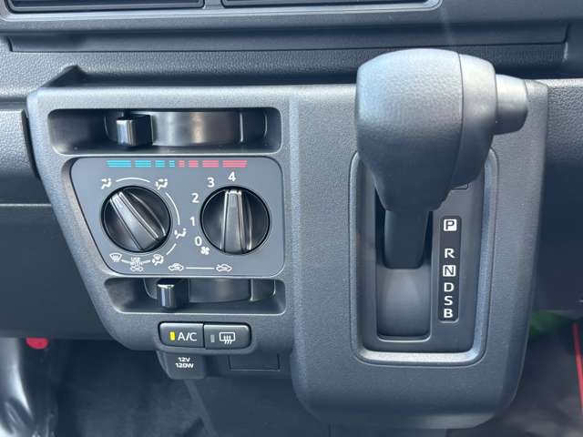 Daihatsu Hijet Cargo 12