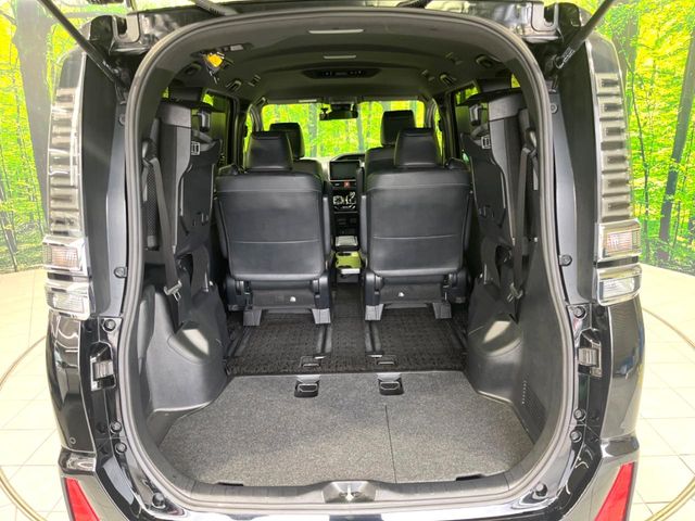 Toyota Voxy 11