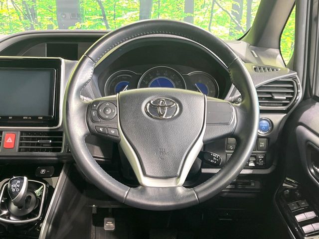 Toyota Voxy 12