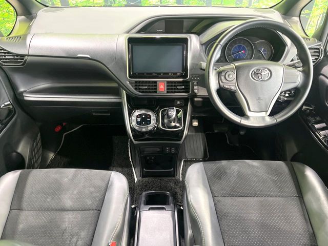 Toyota Voxy 2