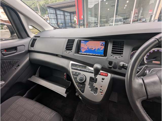 Toyota Isis 3