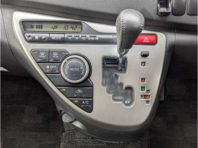 Toyota Isis 9