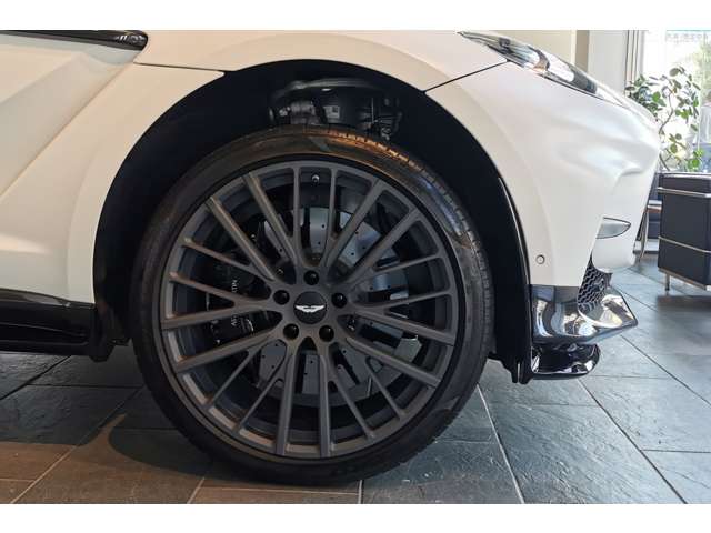 Aston Martin DBX 2