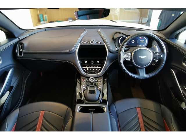 Aston Martin DBX 4