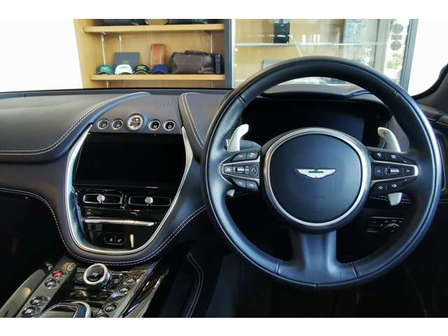 Aston Martin DBX 6