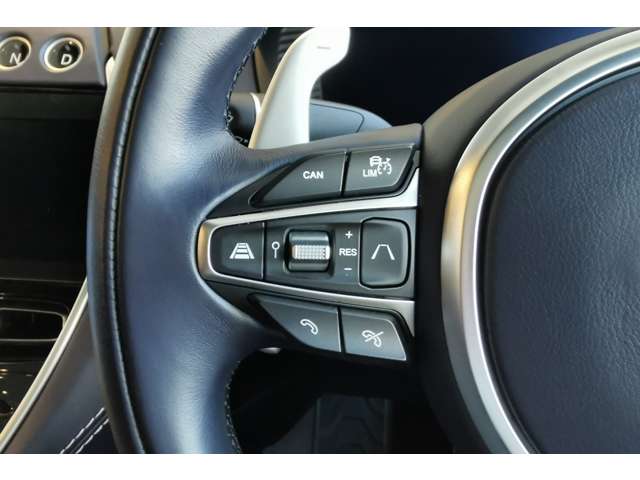 Aston Martin DBX 8