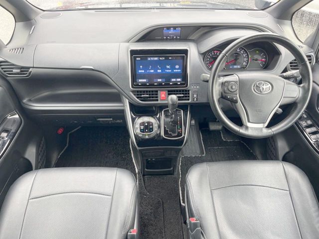 Toyota Voxy 2