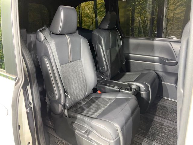 Toyota Noah 8