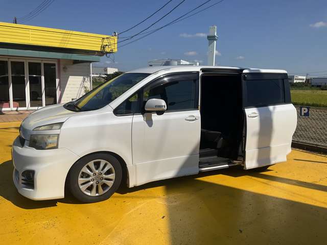 Toyota Voxy 3
