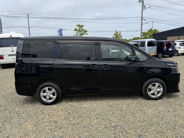Toyota Voxy 8