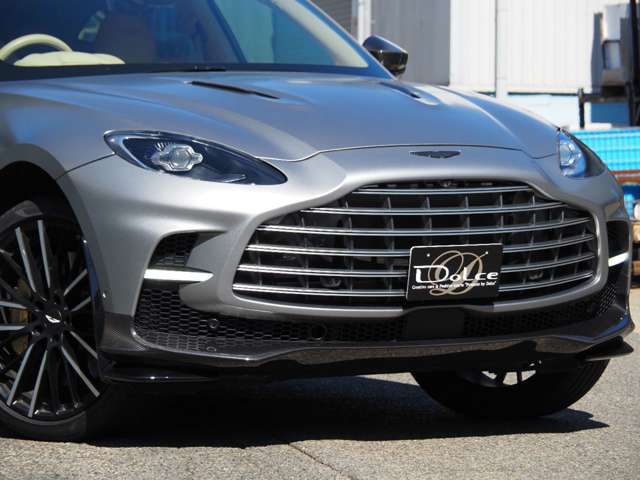 Aston Martin DBX 12