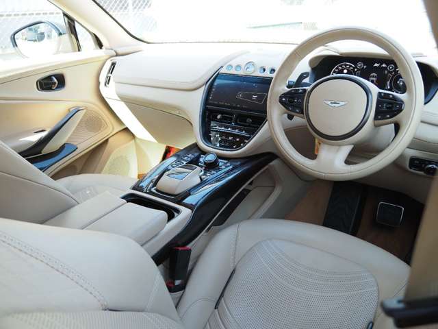 Aston Martin DBX 3